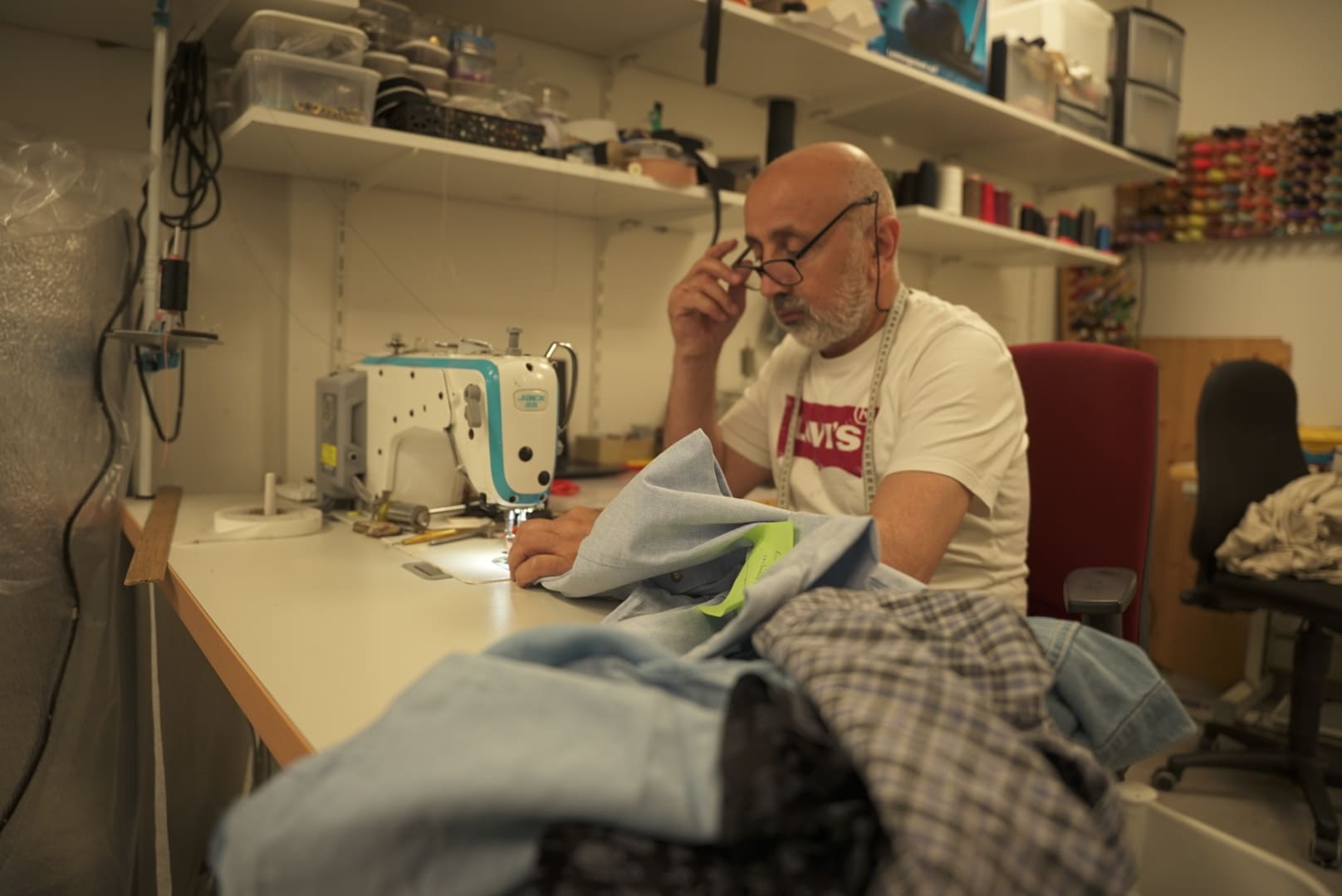 Kledingreparatie werkplaats achtergrond